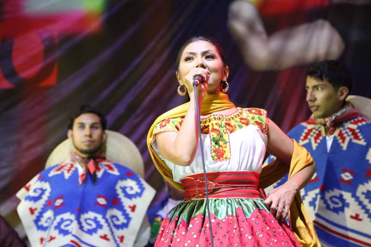 Rocío Vega en Xochimilco cantando vestida típica michoacán